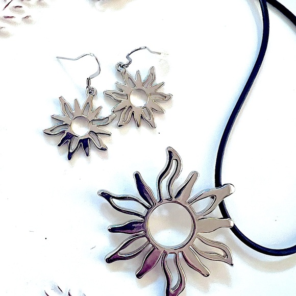 Necklace & Earring Set EUC, no flaws
Sunshine - Picture 2 of 2